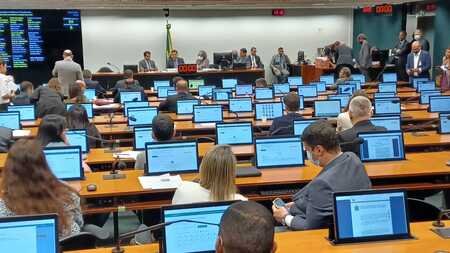 Sala de comissão da Câmara dos Deputados onde ocorre a CMO, Comissão do Orçamento. Na imagem, parlamentares aparecem sentdo nas bancadas, diante de painéis digitais - Metrópoles
