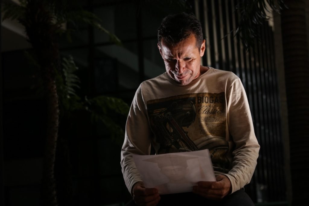 Pai de militar da FAB morto com um tiro na cabeça dentro do Ministério da Defesa chora vendo a imagem do filho - Metrópoles