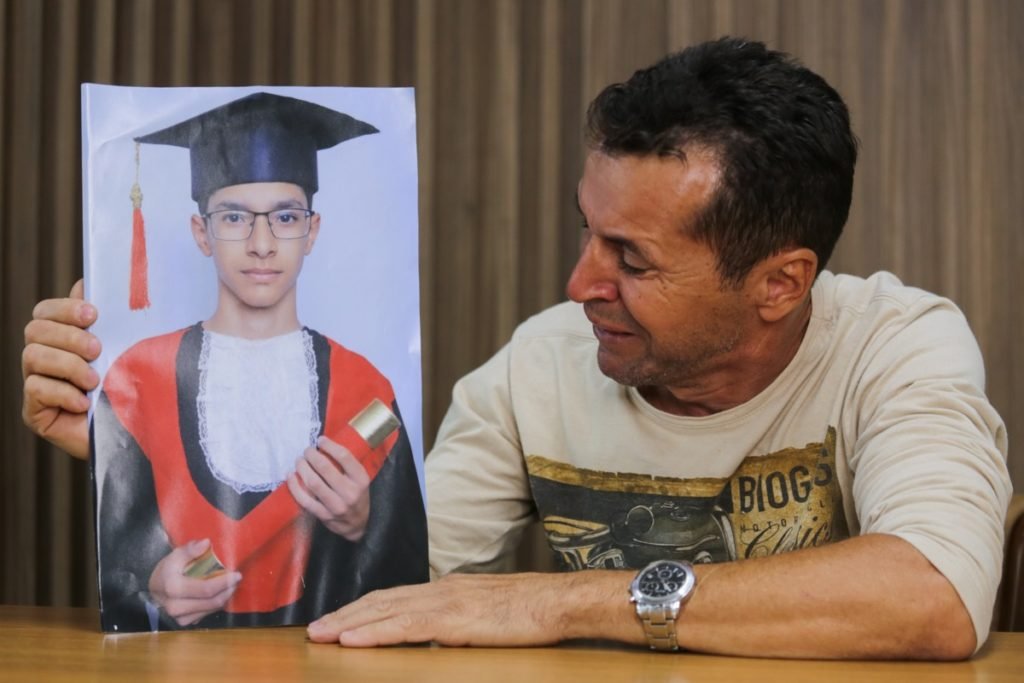 Pai de militar da FAB morto com um tiro na cabeça dentro do Ministério da Defesa mostra a imagem do filho formado enquanto chora - Metrópoles
