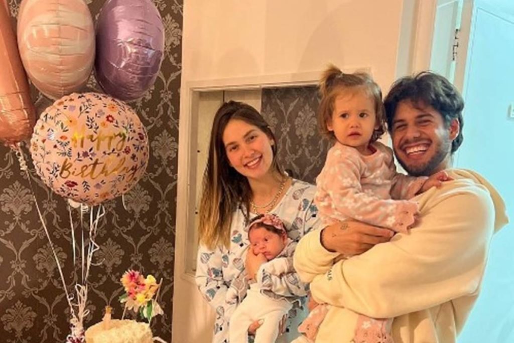 Foto colorida de Virgínia e Zé Felipe em família - Metrópoles