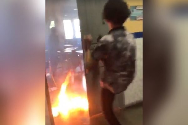 #Brasil: Aluno incendeia sala de aula com colegas e professor dentro; vídeo