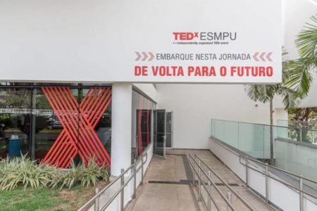 Foto colorida da entrada do evento TEDx na ESPMU - Metrópoles