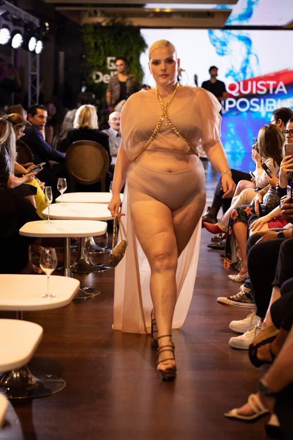 Look com lingerie bege em passarela da DelRio - Metrópoles