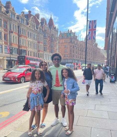 Willian, a esposa e as filhas (Reprodução: Instagram)