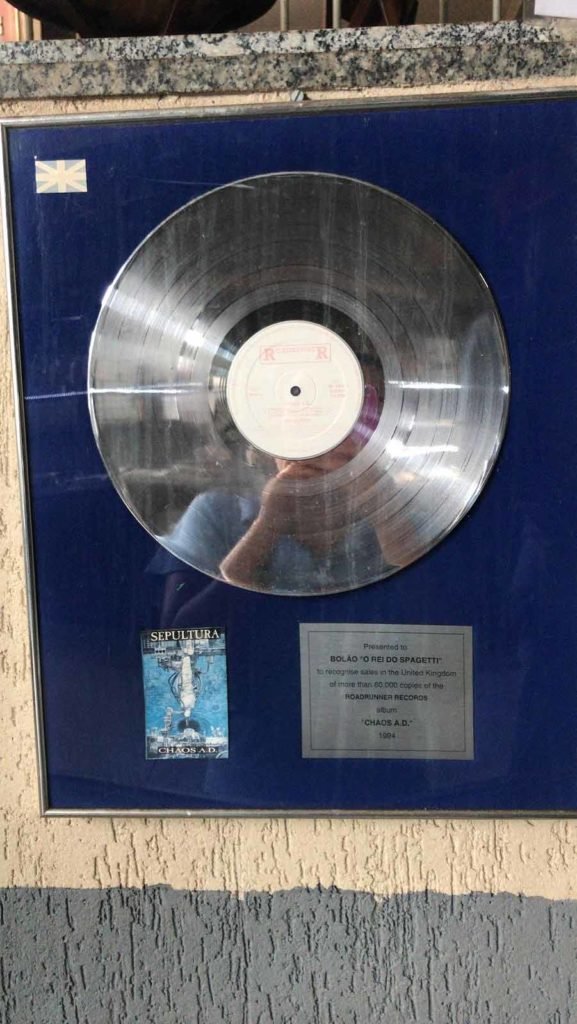 Disco de certificação do Sepultura instalado no restaurante Bolão II
