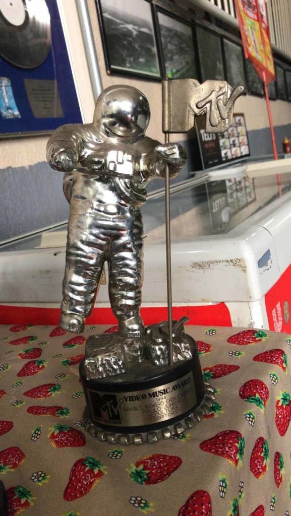 Astronauta prateado do VMA conquistado pelo Sepultura deixado no restaurante Bolão II