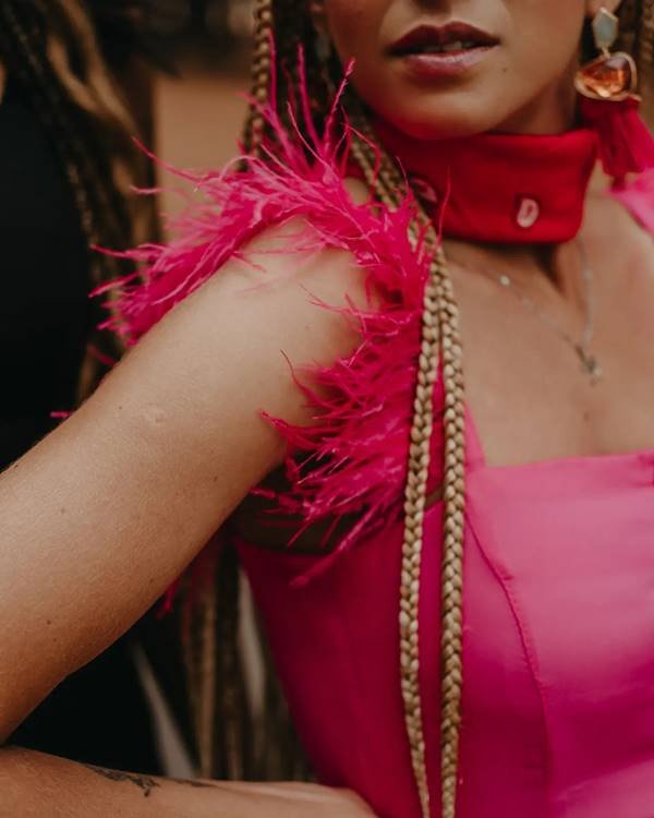 Modelo usa vestido rosa com manga de plumas - Metrópoles 