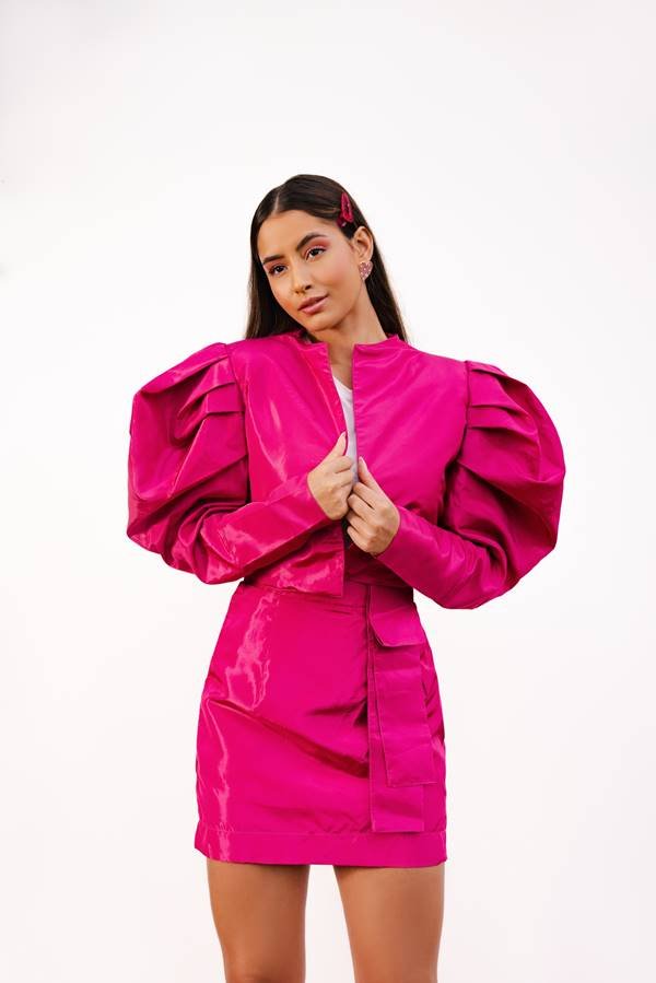 Modelo usa casaqueto rosa da marca 1Quatro - Metrópoles 