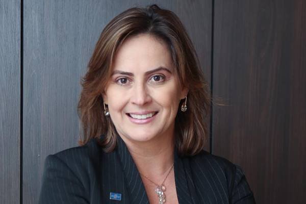 Fotografia colorida de mulher de cabelo curto sorrindo