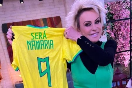 Ana Maria Braga segurando camisa da Seleção brasileira - Metrópoles