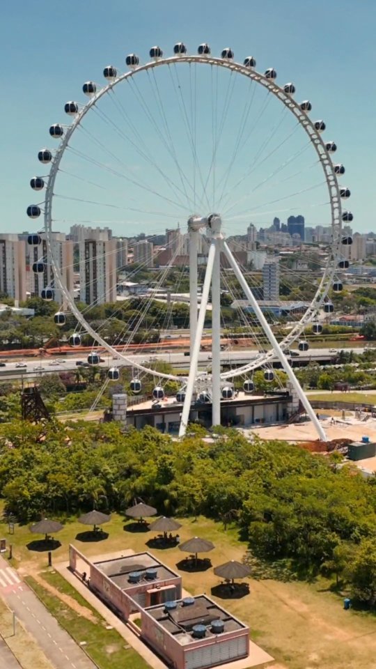 Com 91 metros de altura, a roda-gigante supera outras em tamanho, existentes em Paris, Toronto e Chicago