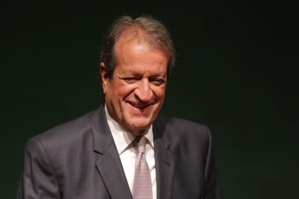 Presidente do PL, Valdemar Costa Neto, sorri durante coletiva de imprensa eleições 2022 - Metrópoles