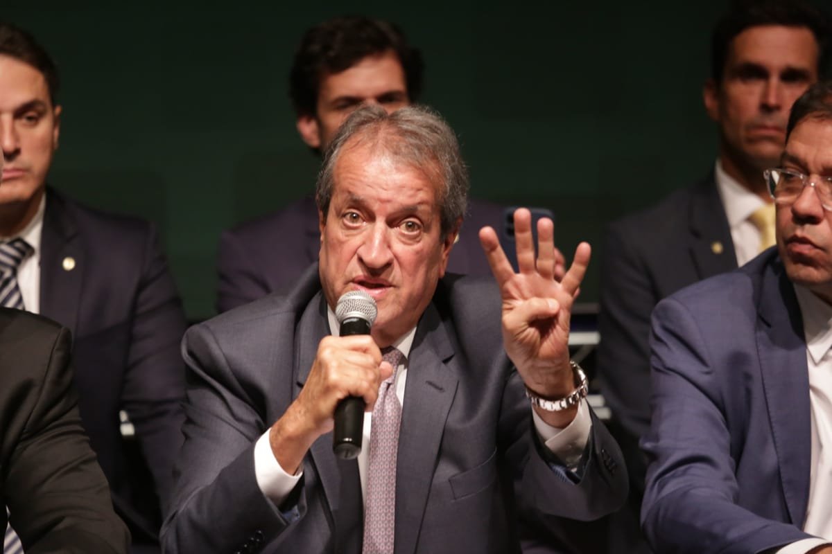 Presidente do PL, Valdemar Costa Neto, faz sinal de numero quatro durante coletiva de imprensa eleições 2022 - Metrópoles