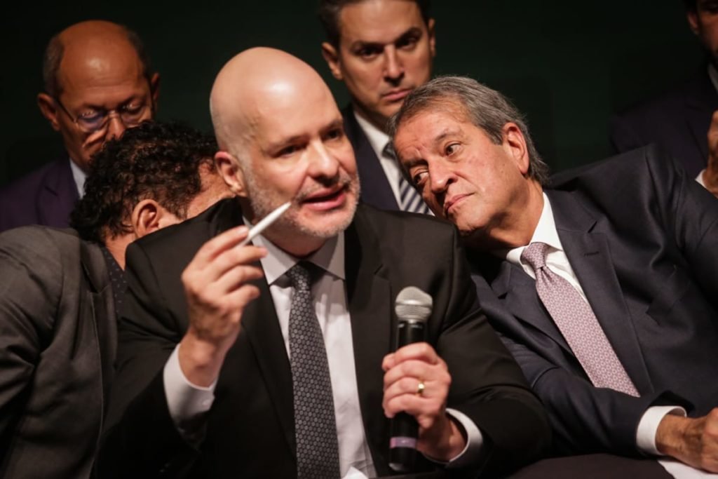 Presidente do PL, Valdemar Costa Neto, conversa com autoridade durante coletiva de imprensa eleições 2022 - Metrópoles