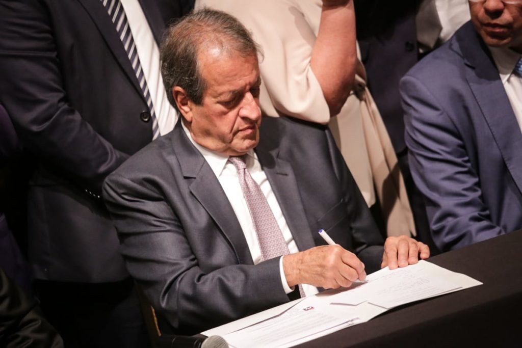 Presidente do PL, Valdemar Costa Neto, assina documento durante coletiva de imprensa eleições 2022 - Metrópoles