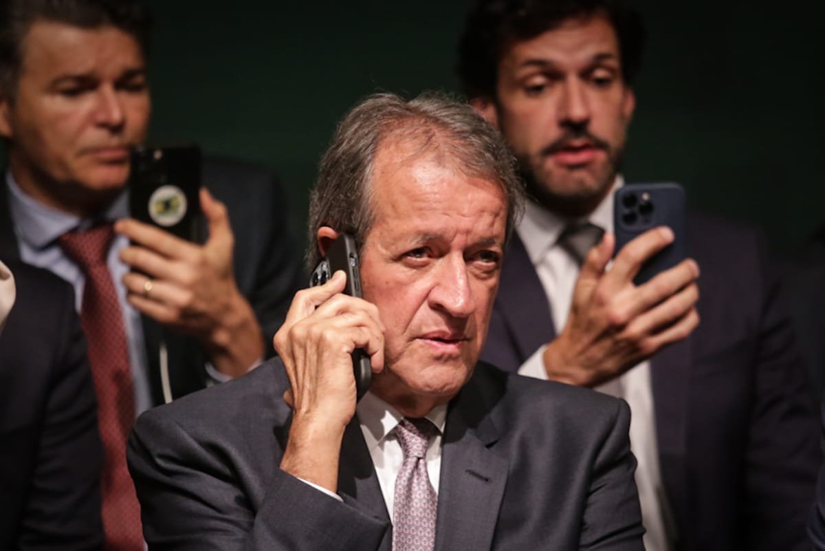 Presidente do PL, Valdemar Costa Neto, fala ao telefone após de imprensa eleições 2022 - Metrópoles