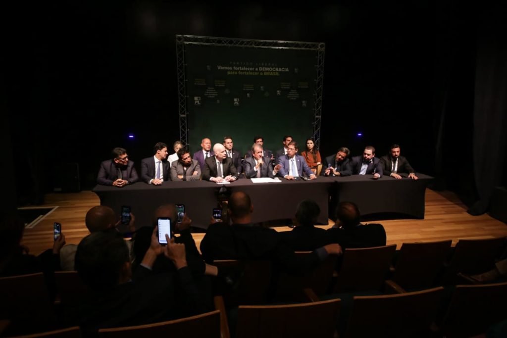 Autoridades e o presidente do PL, Valdemar Costa Neto, durante coletiva de imprensa eleições 2022 - Metrópoles