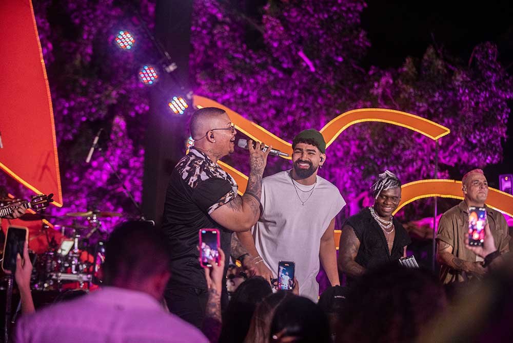 Foto: Neymar revelou nas redes sociais que ouviu a música 'Ponto Fraco',  regravação do hit do amigo Thiaguinho pela banda Di Propósito, de Brasília  - Purepeople