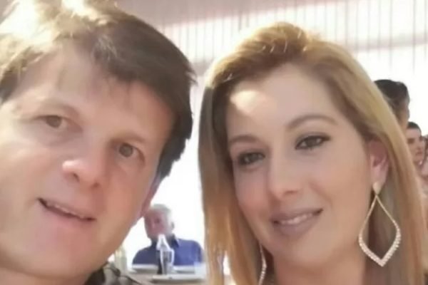 Homem em Santa Catarina foi assassinado pela esposa. O corpo foi escondido no freezer. Na foto, casal sorri para foto - Metrópoles