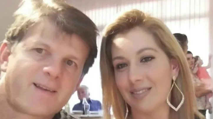 Homem em Santa Catarina foi assassinado pela esposa. O corpo foi escondido no freezer. Na foto, casal sorri para foto - Metrópoles