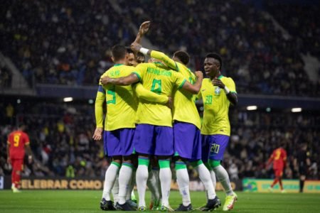 Imagens coloridas mostra jogadores da Seleção Brasileira se abraçando. Brasil joga Copa no Catar - Metrópoles