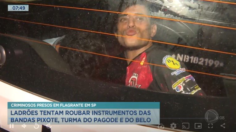 Supeito manda beijo pra equipe de reportagem da Record TV