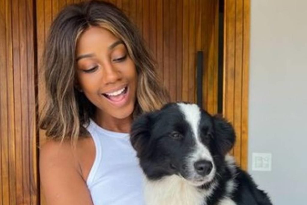 Foto de Camilla de Lucas segurando cãozinho - Metrópoles