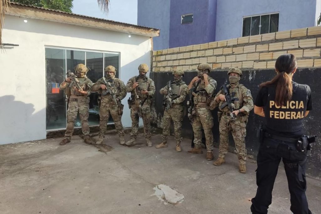 Imagem colorida mostra policiais federais fardados e armados durante preparação para operação - Metrópoles