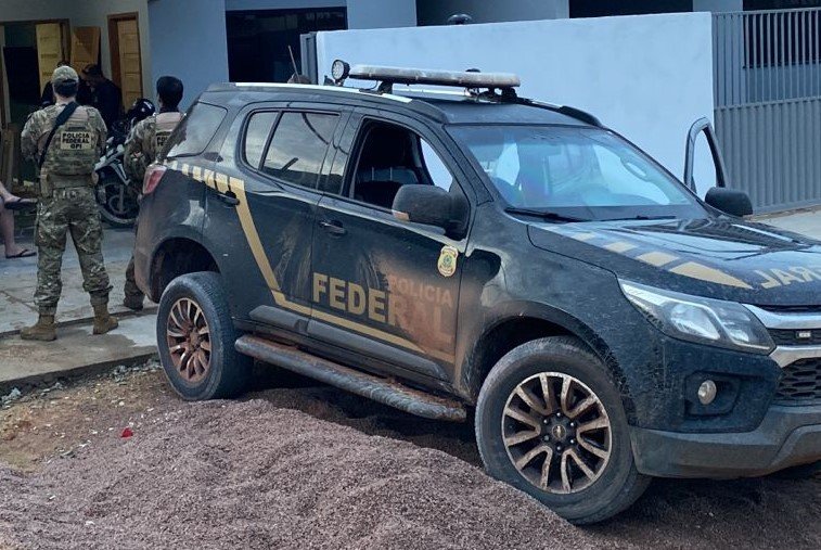 Imagem colorida mostra viatura da Polícia Federal - Metrópoles