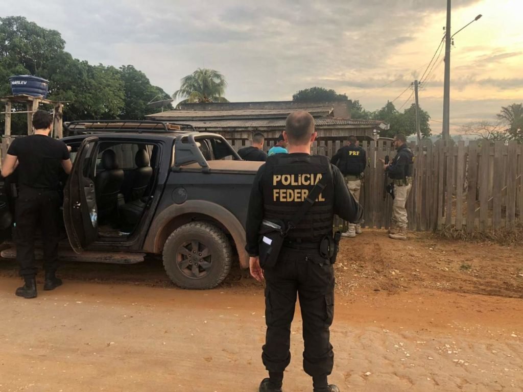 Imagem colorida mostra policial federal de costas - Metrópoles