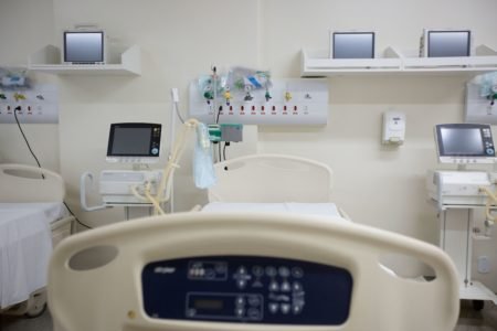 foto colorida de uma sala de hospital