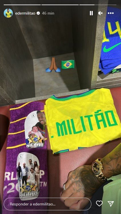 Jogadores da seleção brasileira mostram seus vestiários com uniforme para partida com a Sérvia na Copa do Mundo. Na imagem, o armário de Eder Militão - Metrópoles