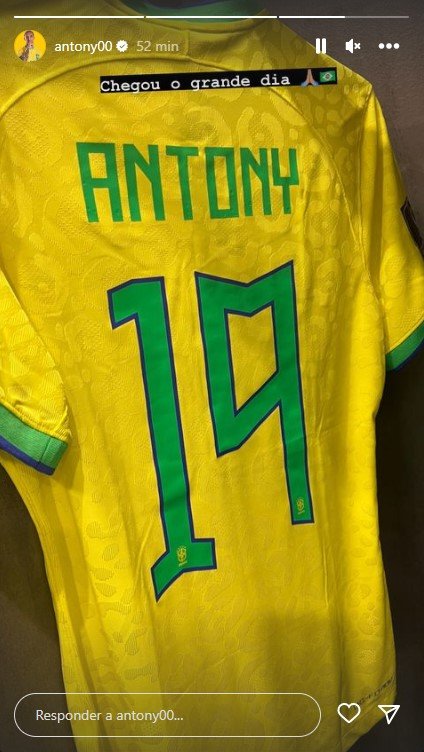 Jogadores da seleção brasileira mostram seus vestiários com uniforme para partida com a Sérvia na Copa do Mundo. Na imagem, o armário de Antony - Metrópoles