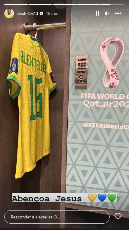 Jogadores da seleção brasileira mostram seus vestiários com uniforme para partida com a Sérvia na Copa do Mundo. Na imagem, o armário de Alex Telles - Metrópoles