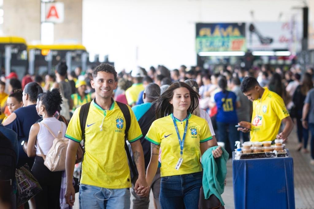 Pessoas com a camiseta do Brasil no dia do jogo do Brasil - Metrópoles