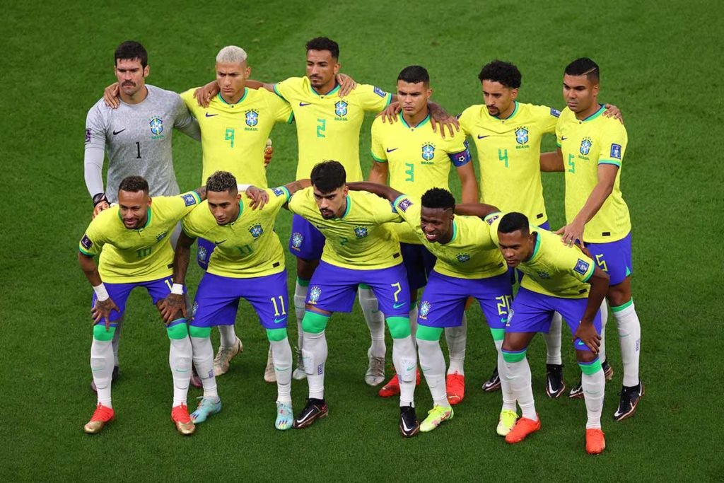 Jogadores do Brasil se reúnem para uma foto da equipe antes da partida do Grupo G da Copa do Mundo da FIFA Qatar 2022 entre Brasil e Sérvia no Lusail Stadium em Lusail City, Qatar em 24 de novembro de 2022