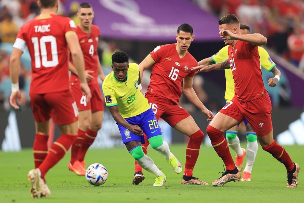 Vinicius Junior do Brasil é cercado por jogadores sérvios durante a partida do Grupo G da Copa do Mundo da FIFA Qatar 2022 entre Brasil e Sérvia no Lusail Stadium em 24 de novembro de 2022 na cidade de Lusail, Qatar - Metrópoles