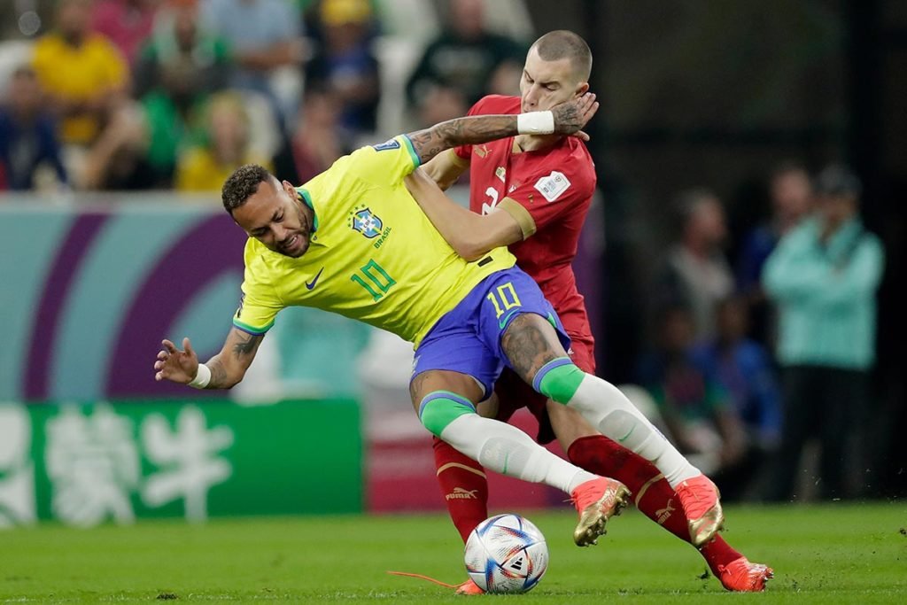 Neymar do Brasil, Strahinja Pavlovic da Sérvia durante a partida da Copa do Mundo entre Brasil x Sérvia no Lusail Stadium, em Lusail, Qatar - Metrópoles