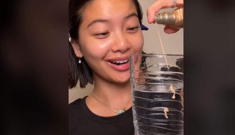 Foto colorida de menina misturando base e água em trend do TikTok-Metrópoles