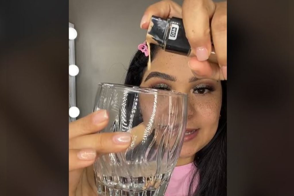 Foto colorida de menina misturando base e água em trend do TikTok-Metrópoles