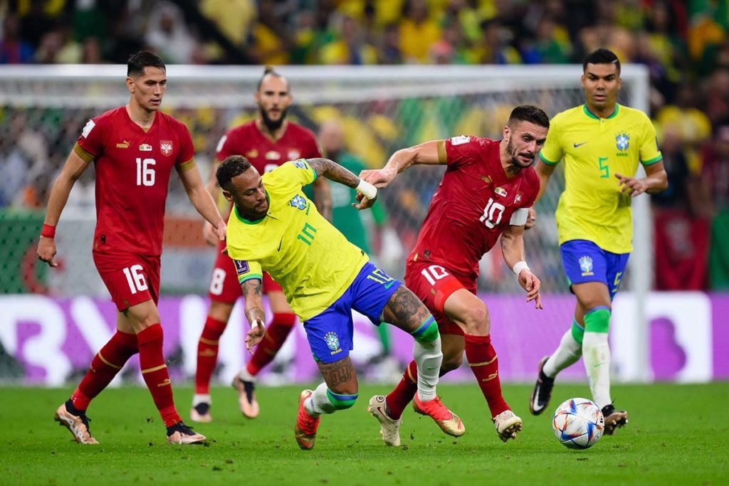 Neymar do Brasil (L) luta pela posse de bola com Dusan Tadic da Sérvia (R) durante a partida do Grupo G da Copa do Mundo da FIFA Qatar 2022 entre Brasil e Sérvia no Lusail Stadium em 24 de novembro de 2022 na cidade de Lusail , Catar
