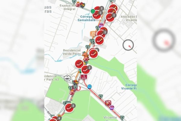 Mapa de trânsito no Waze mostra engarrafamento na EPTG