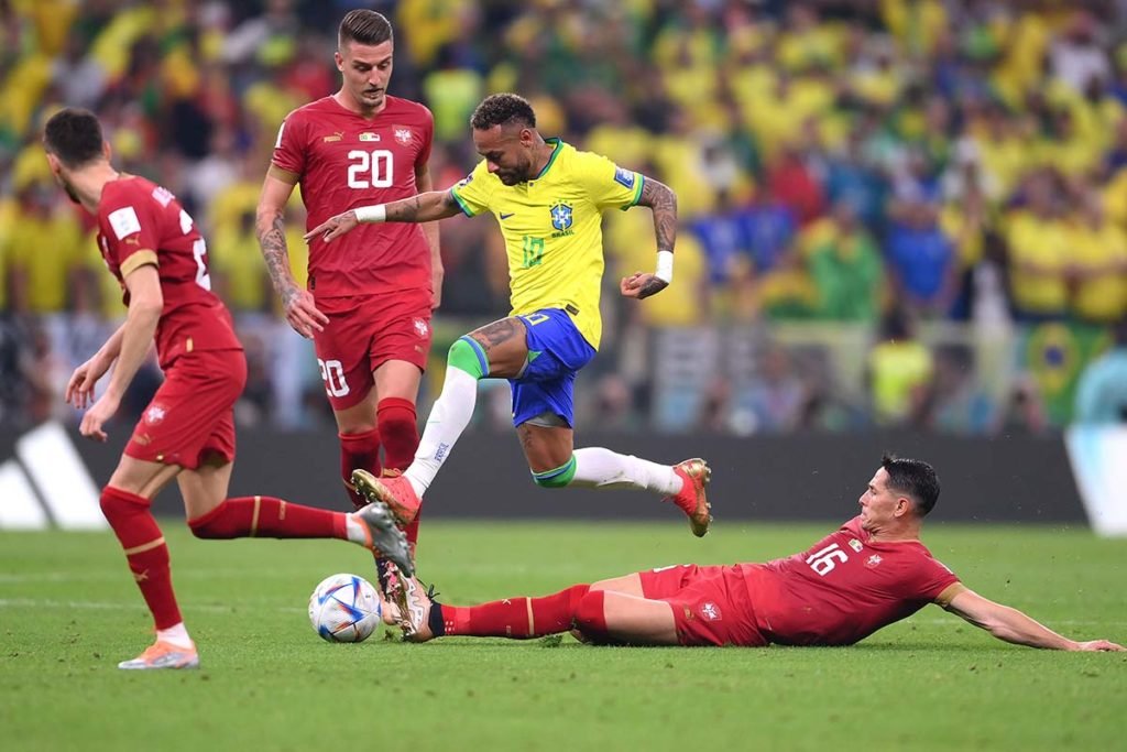 Neymar do Brasil luta pela posse de bola com Sasa Lukic da Sérvia durante a partida do Grupo G da Copa do Mundo da FIFA Qatar 2022 entre Brasil e Sérvia no Lusail Stadium em 24 de novembro de 2022 na cidade de Lusail, Qatar