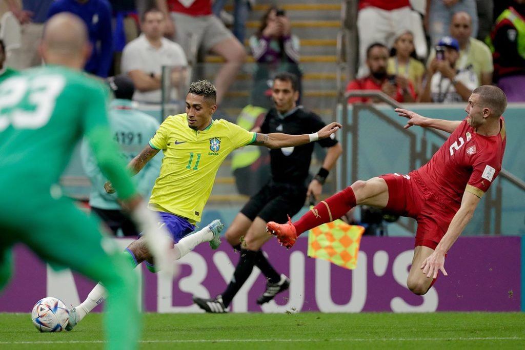 Raphinha do Brasil, Strahinja Pavlovic da Sérvia durante a partida da Copa do Mundo entre Brasil x Sérvia no Lusail Stadium em 24 de novembro de 2022 em Lusail Qatar