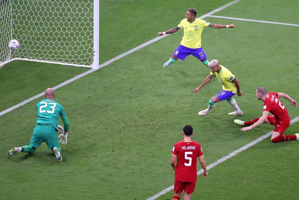 Richarlison, do Brasil, comemora após marcar o primeiro gol de sua equipe durante a partida do Grupo G da Copa do Mundo da FIFA Qatar 2022 entre Brasil e Sérvia no Lusail Stadium na cidade de Lusail, Qatar - Metrópoles