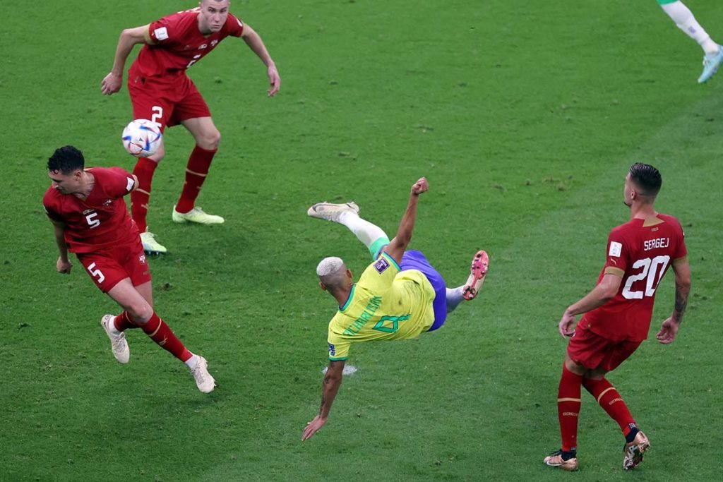 Richarlison, do Brasil, marca o segundo gol de sua equipe durante a partida do Grupo G da Copa do Mundo da FIFA Qatar 2022 entre Brasil e Sérvia no Lusail Stadium em 24 de novembro de 2022 na cidade de Lusail, Qatar