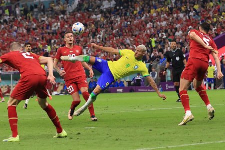 Richarlison, do Brasil, marca seu segundo gol durante a partida do Grupo G da Copa do Mundo da FIFA Qatar 2022 entre Brasil e Sérvia no Lusail Stadium em 24 de novembro de 2022 em Lusail City, Qatar