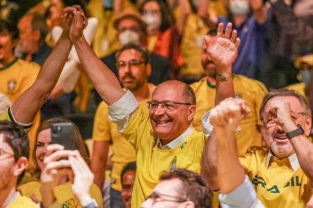 imagem colorida de Geraldo Alckmin comemorando gol do Brasil com camisa da Seleção Brasileira amarela - Metrópoles