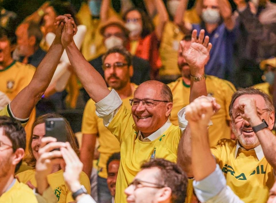 Com bolão, transição reúne aliados para assistir ao jogo do Brasil; vídeo