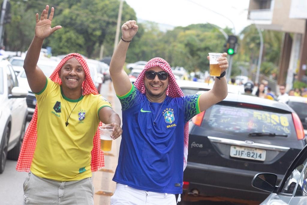 Jovens usam camisa da Seleção e lenços na cabeça, em menção ao país sede da Copa, o Catar